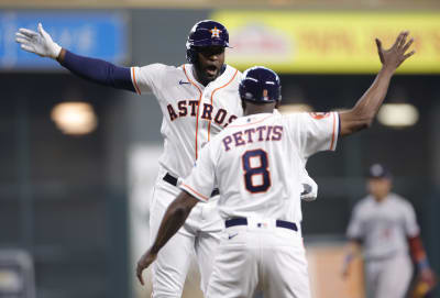 Altuve engages with fan who rushed field for selfie in ALCS