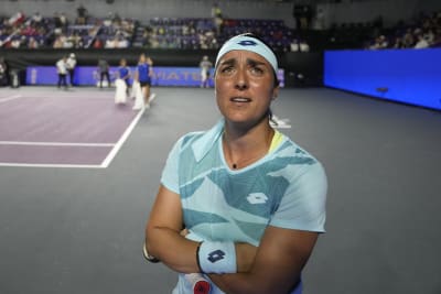 No.2 Swiatek beats No.1 Sabalenka in WTA Finals semis, Sports