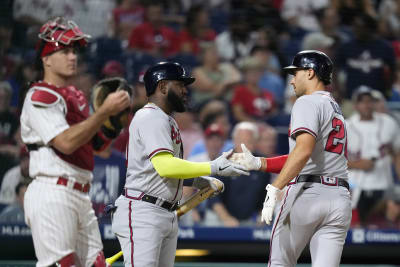 Ozuna's catch attempt goes awry 