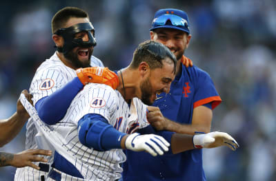 NY Mets' R.A. Dickey draws quite a crowd to book signing in New