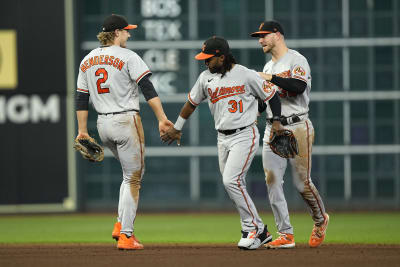 Mountcastle homers off Cease, Orioles hold off White Sox 5-3