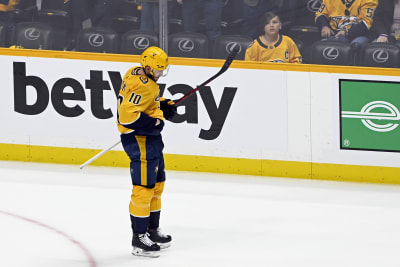 Darcy Kuemper exits Game 3 in NHL playoffs after taking stick to eye
