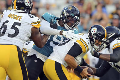 Jacksonville Jaguars cornerback Shaquill Griffin (26) acknowledges fans  before an NFL football game against the Arizona Cardinals, Sunday, Sept.  26, 2021, in Jacksonville, Fla. (AP Photo/Phelan M. Ebenhack Stock Photo -  Alamy