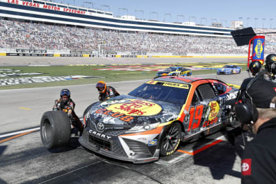 Denny Hamlin rides hot streak in Las Vegas, holds off Chase Elliott to win  NASCAR playoff race - The Boston Globe