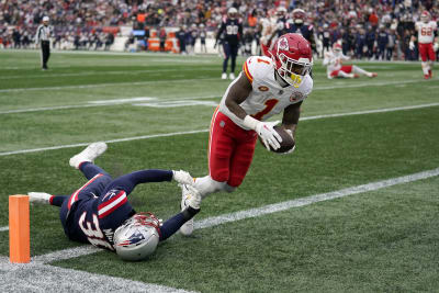 Mahomes throws a touchdown pass as Chiefs roll to 38-10 preseason win over  the Cardinals