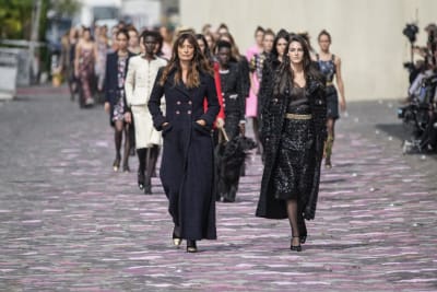 Lagerfeld's Chanel show captures subdued tone of Paris fashion