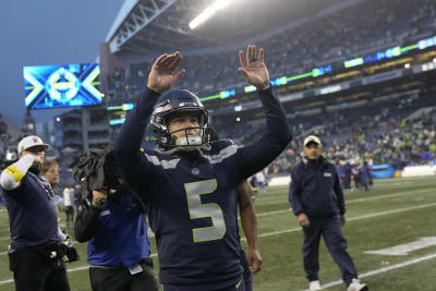 Stafford, Rams beat Seahawks 26-17; Wilson injures finger