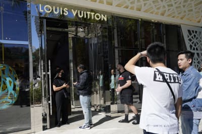 Louis Vuitton show pays tribute to designer Virgil Abloh