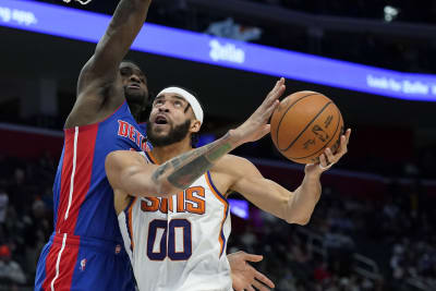 Amid controversy, Knicks edge Pistons on late layup