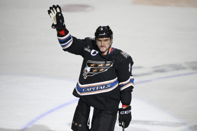 Alex Ovechkin takes Stanley Cup to childhood rink, celebrates with father