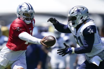 Why is Ezekiel Elliott wearing a hooded sweatshirt during practice?