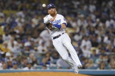 Dodgers re-sign fan favorite Justin Turner after long standoff