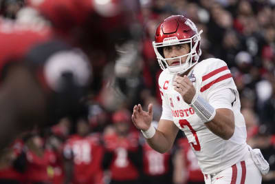 no 3 cincinnati defeats houston to claim aac crown possible playoff spot