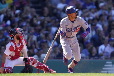 Freeman HR ahead of emotional return, Dodgers sweep Reds