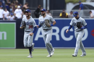 Dodgers' Justin Turner goes casual as his wife dons a rob for a