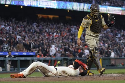 Soler's homer, Pederson's catch lift Braves over Giants 6-5