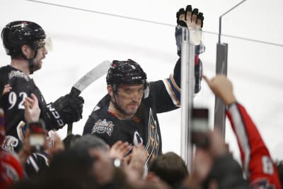 Alex Ovechkin takes Stanley Cup to childhood rink, celebrates with father