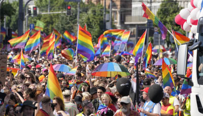 In pictures: Thousands take part in Poland's Pride march - BBC News
