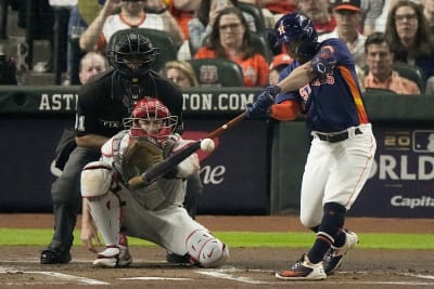 Altuve engages with fan who rushed field for selfie in ALCS