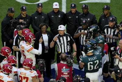 Jill Biden leads Eagles fight song during Sunday night game