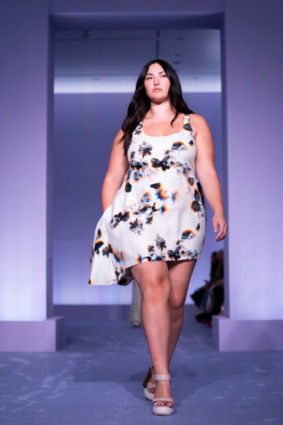 Maxwell brings shimmer, shine and smiles to NY Fashion Week, iNFOnews