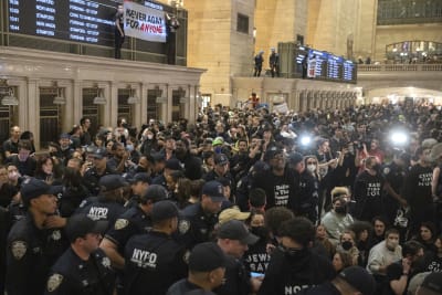 Protestors Calling For Cease-Fire in Gaza Flood Grand Central