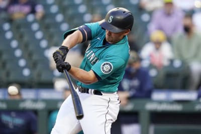 Mariners third baseman Kyle Seager given standing ovation in season finale