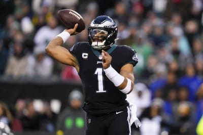 Hurts returns from injury, leads Eagles to No. 1 seed in NFC