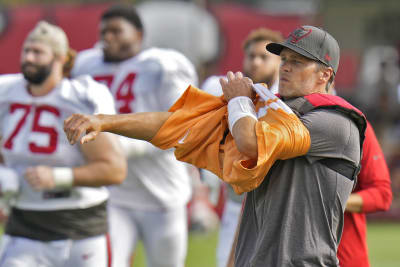 Brady looks sharp, Bucs lose 27-10 in preseason finale