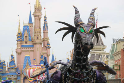 Maleficent Dragon Returns to Disney World's Festival of Fantasy Parade in  Magic Kingdom!