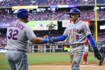 New York Mets' Pete Alonso celebrates a home run with Daniel