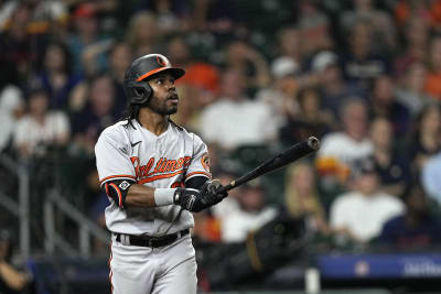 Parents of Astros' Alvarez come from Cuba to see 1st game