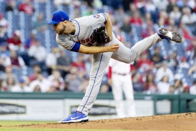 DeGrom, in NYPD hat, backed by 10-run 4th, Mets rout Jays - The