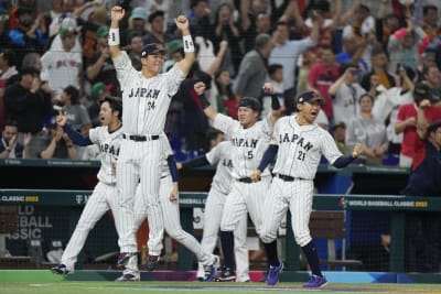 Mexico's Randy Arozarena robs Japan of a home run in the fifth inning