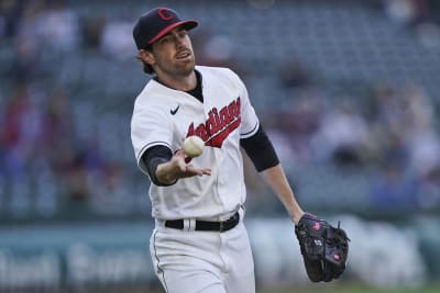 Chicago Cubs' Matt Duffy gives a thumbs-up as he rounds the bases