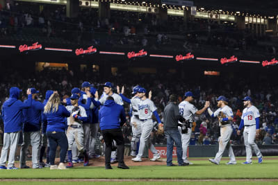 Giants beat Dodgers 3-2 in 11th on error, take NL West lead