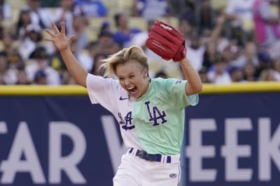 JoJo Siwa hits impressive inside-the-park home run at the 2022 All-Star  celeb softball game