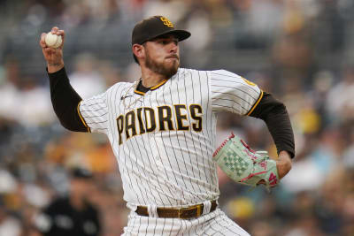 Hader gets 1st save since trade as Padres beat Giants