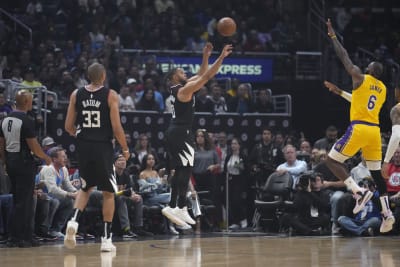 LOS ANGELES, CA - NOVEMBER 07: Los Angeles Clippers Forward Kawhi Leonard  (2) shoots a jump shot during a NBA game between the Portland Trailblazers  and the Los Angeles Clippers on November