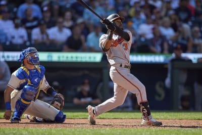 Yordan Alvarez hits 3-run HR in 9th, Astros jolt Mariners in ALDS