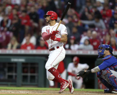 Pederson's homer lifts Giants over sliding Phillies in 11