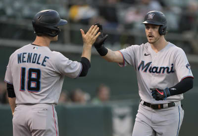 Jose Altuve (knee) exits, but Astros edge Marlins