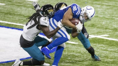 Taylor-made day sends Colts past Jags, back into playoffs