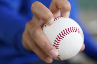 HOW MANY BASEBALLS CAN I HOLD IN ONE HAND? IRL BASEBALL CHALLENGE 