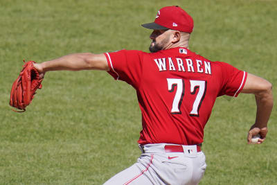 Reds rookie Hunter Green takes no-hitter into 8th vs Pirates