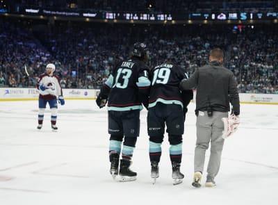 Avs score 3 in 2nd, beat Blues 5-1 to take a 3-0 series lead