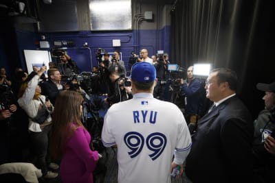 Toronto Blue Jays newly signed pitcher Hyun-Jin Ryu, right, holds