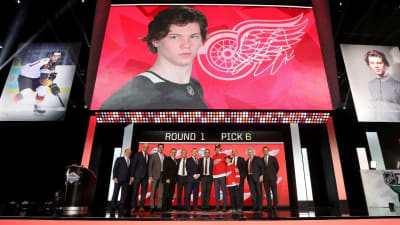 Red Wings: Moritz Seider signs 3-year contract