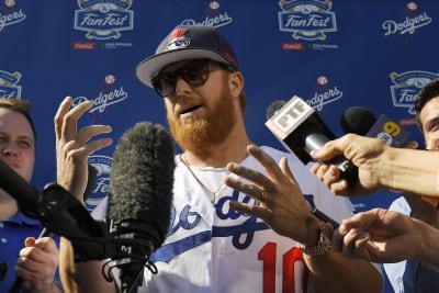 Dodgers' Justin Turner goes casual as his wife dons a rob for a