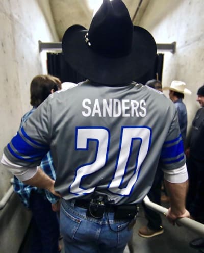 Garth Brooks wore a jersey supporting Bernie Sanders?